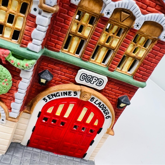 NEW DEPARTMENT 56 “RED BRICK FIRE STATION” CHRISTMAS IN THE CITY - Picture 14 of 15